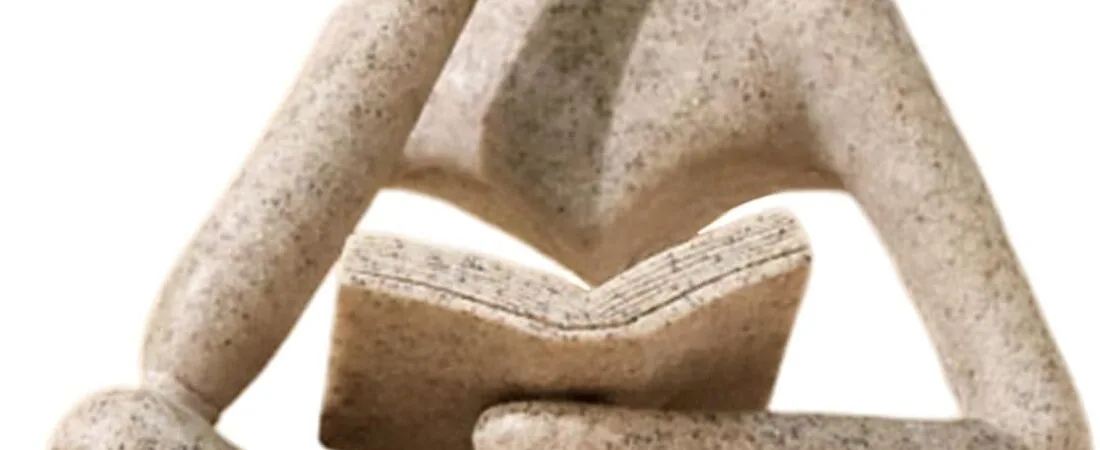 Bookshelf Decor Thinker Statue – Abstract Art Reading Thinker Sculpture Figurine Aesthetic, Modern Home Decoration for Living Room Office Shelves Coffee Table Desk Decor(Beige)